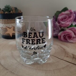 Verre à whisky transparent avec inscription noire "Un Beau-frère d'enfer" faite à la main.
