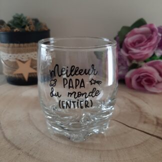 Verre à whisky avec message noir "Meilleur Papa du monde (entier)" décoré d'une planète et d'une étoile.