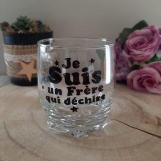 Verre à whisky en verre transparent avec message "Je suis un Frère qui déchire" peint à la main en noir avec des petites étoiles.