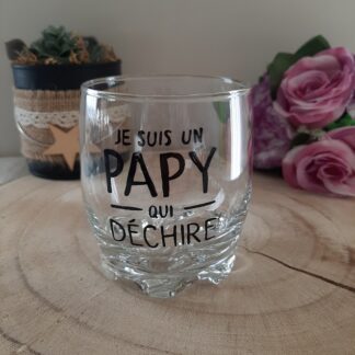 Verre à whisky en verre transparent avec message "JE SUIS UN PAPY QUI DÉCHIRE" peint à la main en noir avec deux traits de soulignement.