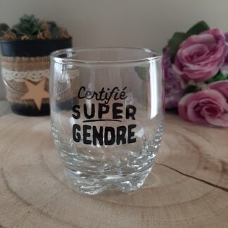 Verre à whisky de forme basse avec inscription noire Certifié Super Gendre peinte à la main.