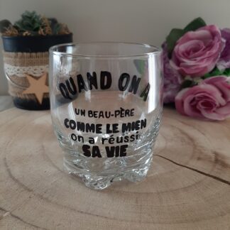 Verre à whisky transparent avec texte noir "QUAND ON A UN BEAU-PÈRE COMME LE MIEN ON A RÉUSSI SA VIE" peint à la main.