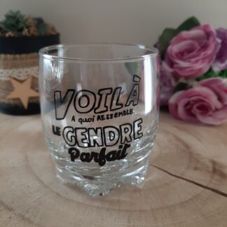 Verre à whisky transparent avec inscription noire stylisée Voilà à quoi ressemble le gendre parfait peinte à la main.