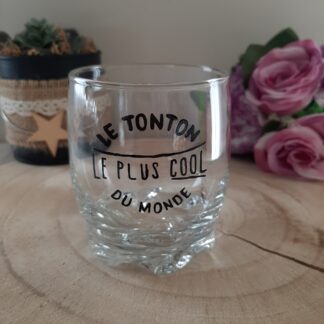 Verre à whisky transparent avec inscription noire "LE TONTON LE PLUS COOL DU MONDE" entourée de deux traits horizontaux.