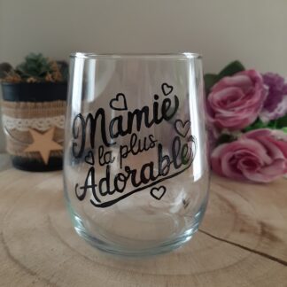 Verre arrondi transparent avec inscription calligraphiée noire Mamie la plus Adorable entourée de petits cœurs.