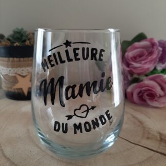 Verre transparent galbé avec inscription noire Meilleure Mamie du monde et un petit cœur traversé par une flèche.