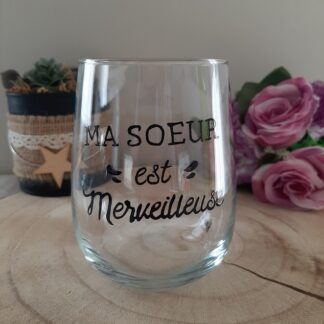 Verre transparent galbé avec inscription noire calligraphiée Ma soeur est Merveilleuse peinte à la main.