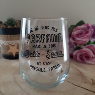 Verre transparent galbé avec inscription noire "JE NE SUIS PAS PARFAITE MAIS JE SUIS Belle-Soeur ET C'EST PRESQUE PAREIL" peinte à la main.