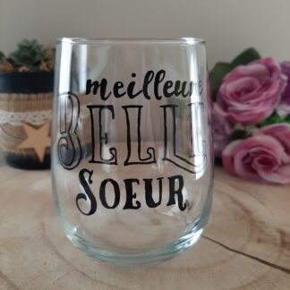 Verre transparent galbé avec inscription noire calligraphiée "meilleure BELLE SOEUR" peinte à la main.