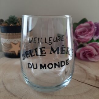Verre transparent galbé avec inscription noire "MEILLEURE BELLE MÈRE DU MONDE" peinte à la main.