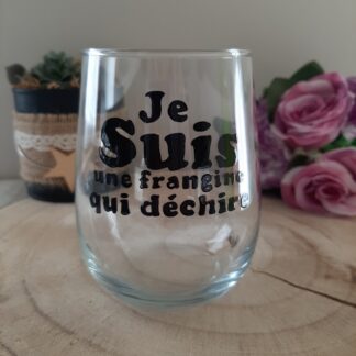 Verre galbé transparent avec inscription noire "Je suis une frangine qui déchire" peinte à la main.