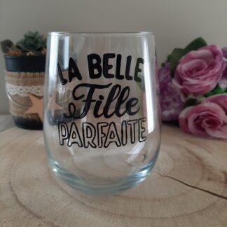 Verre transparent galbé avec l'inscription noire "LA BELLE Fille PARFAITE" peinte à la main.