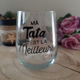 Verre transparent galbé avec l'inscription noire calligraphiée "MA Tata C'EST LA Meilleure" peinte à la main.