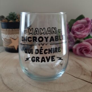 Verre transparent galbé avec inscription noire "MAMAN INCROYABLE QUI DÉCHIRE GRAVE" entourée de cœurs et de symboles graphiques.