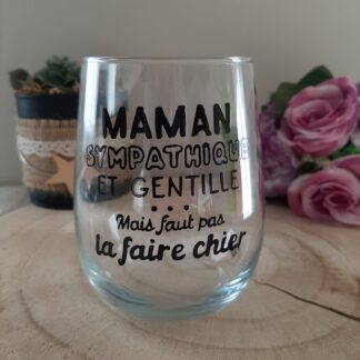 Verre transparent galbé avec inscription noire "MAMAN SYMPATHIQUE ET GENTILLE ... Mais faut pas la faire chier" peinte à la main.