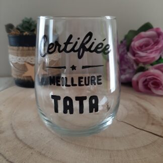 Verre transparent arrondi avec l'inscription noire "Certifiée MEILLEURE TATA" séparée par un trait et une petite étoile.