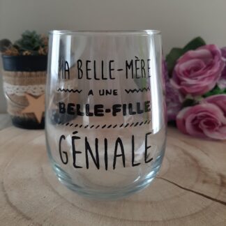 Verre transparent galbé avec inscription noire "MA BELLE-MÈRE A UNE BELLE-FILLE GÉNIALE" décorée de motifs en zig-zag et pointillés.