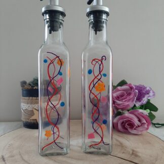 Duo de bouteilles huile et vinaigre décorées à la main, l'idée de cadeau cuisine original parfaite. 🏷️ Étiquettes (Tags)