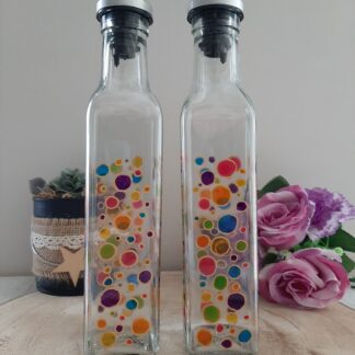 Duo de bouteilles huile et vinaigre décorées à la main avec bulles multicolores, l'idée de cadeau cuisine original idéale.