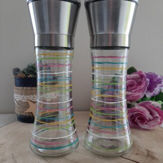 Duo de moulins à poivre et sel artisanaux avec lignes multicolores peintes à la main, idée de cadeau cuisine original idéale.