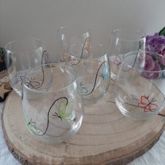 Service d'art de la table original avec 6 verres galets décorés de papillons colorés peints à la main.