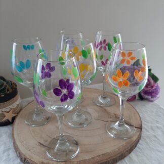 Set de 6 verres à vin peints à la main avec fleurs multicolores, idée de cadeau mariage original.