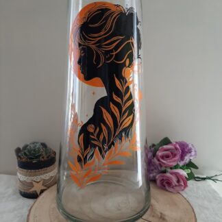 Grand vase de 39cm décoré à la main avec une silhouette de femme et un soleil orangé, décoration intérieure originale.