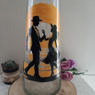 Grand vase décoratif peint à la main avec couple de danseurs et soleil orangé, décoration intérieure originale.