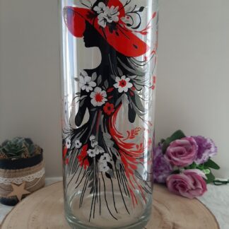 Grand vase décoratif de 30cm peint à la main avec silhouette de femme au chapeau rouge, idée de cadeau femme original.