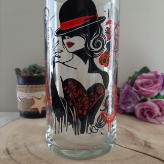 Vase en verre de 20cm peint à la main silhouette femme au chapeau melon, décoration de table originale.