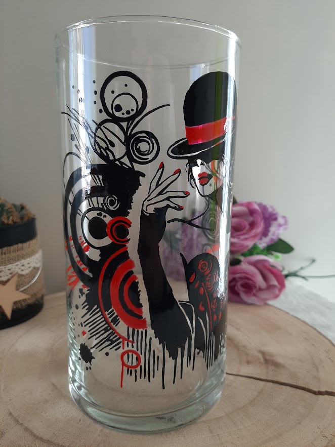 Cadeau original — Vase décoratif peint à la main « Femme Cabaret » roses rouges et chapeau – Image 2