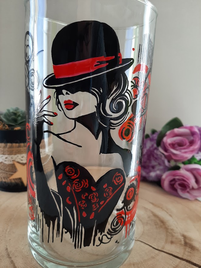 Cadeau original — Vase décoratif peint à la main « Femme Cabaret » roses rouges et chapeau – Image 3