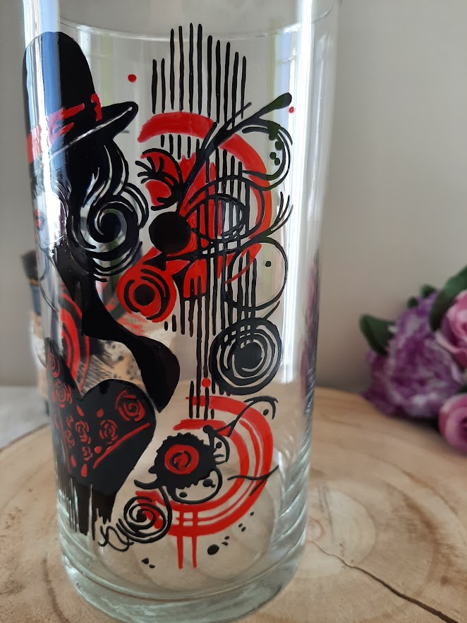 Cadeau original — Vase décoratif peint à la main « Femme Cabaret » roses rouges et chapeau – Image 4