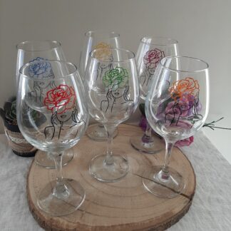 Set de 6 verres à pied décorés d'un visage de femme et d'une rose multicolore, art de la table original fait main.