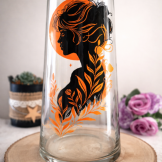 Grand vase décoratif de 40cm peint à la main représentant une silhouette féminine de profil devant une lune orangée entourée de feuillages, posé sur une rondelle de bois