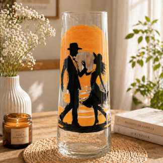 Grand vase décoratif de 40cm peint à la main représentant un couple dansant devant un coucher de soleil doré
