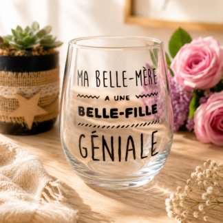 Verre à message humoristique peint à la main « Ma Belle-Mère a une Belle-Fille Géniale » posé sur une table en bois avec des roses roses en arrière plan