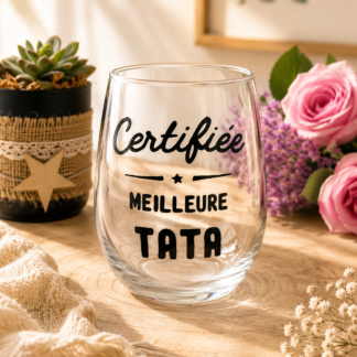Verre à message peint à la main « Certifiée Meilleure Tata » posé sur une table en bois avec des roses roses et du gypsophile en arrière plan