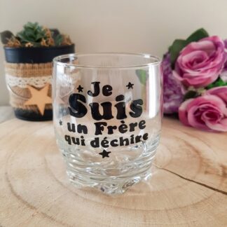 Verre taillé à message peint à la main « Je suis un Frère qui Déchire » avec étoiles décoratives, posé sur une rondelle de bois avec des roses roses en arrière plan