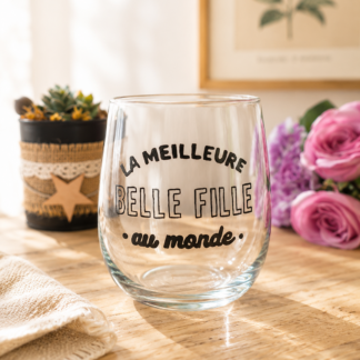 Verre à message peint à la main « La Meilleure Belle Fille au monde » posé sur une table en bois avec des roses roses en arrière plan