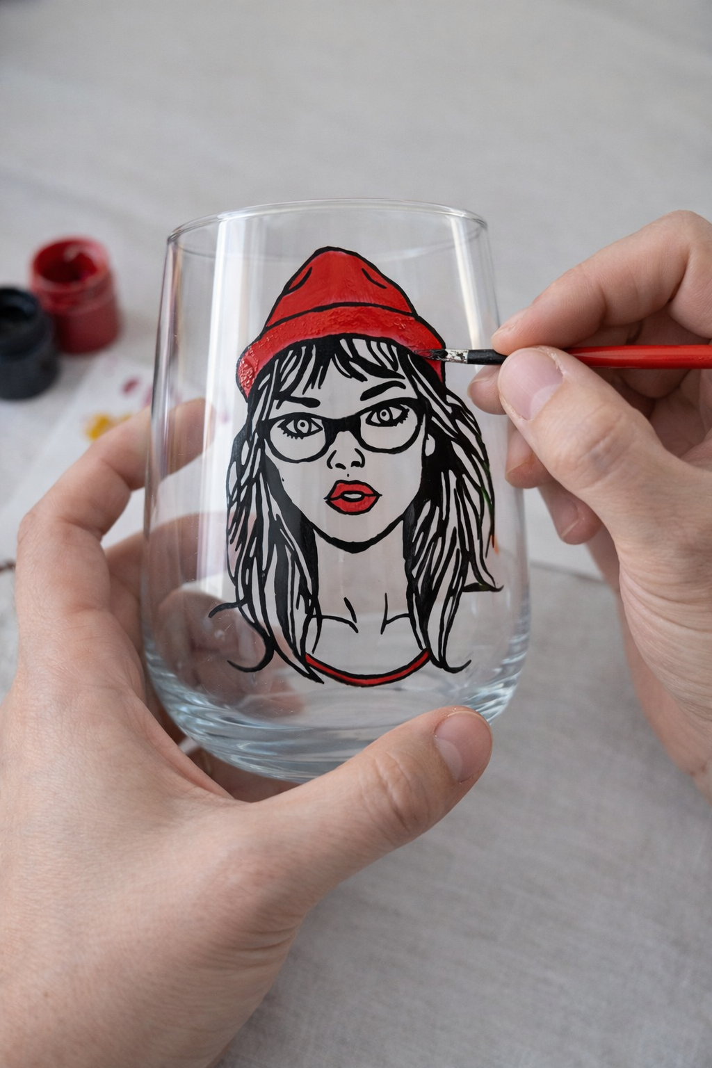 Colette artisane peintre sur verre Nalliers Vendée peignant à la main