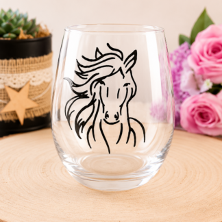 Gobelet en verre peint à la main avec portrait de cheval crinière au vent en noir et blanc style graphique épuré, posé sur une table en bois avec des roses roses