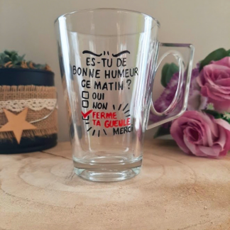 Mug en verre peint à la main avec questionnaire humoristique "Es-tu de bonne humeur ce matin", posé sur une table en bois