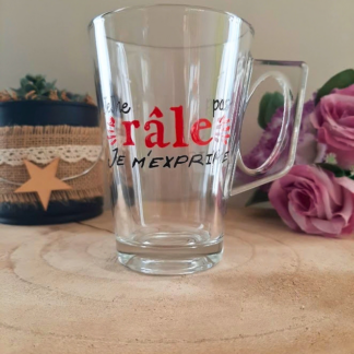 Mug en verre peint à la main avec message humoristique "Je ne râle pas, je m'exprime", posé sur une table en bois