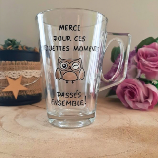 Mug en verre peint à la main avec message "Merci pour ces chouettes moments" et hibou illustré, posé sur une table en bois