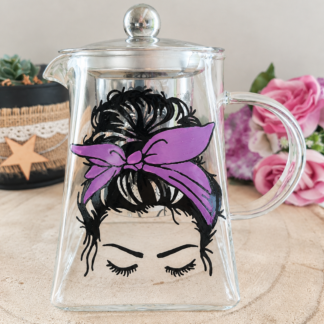 Théière en verre peinte à la main avec portrait de femme chignon et nœud violet, Vendée