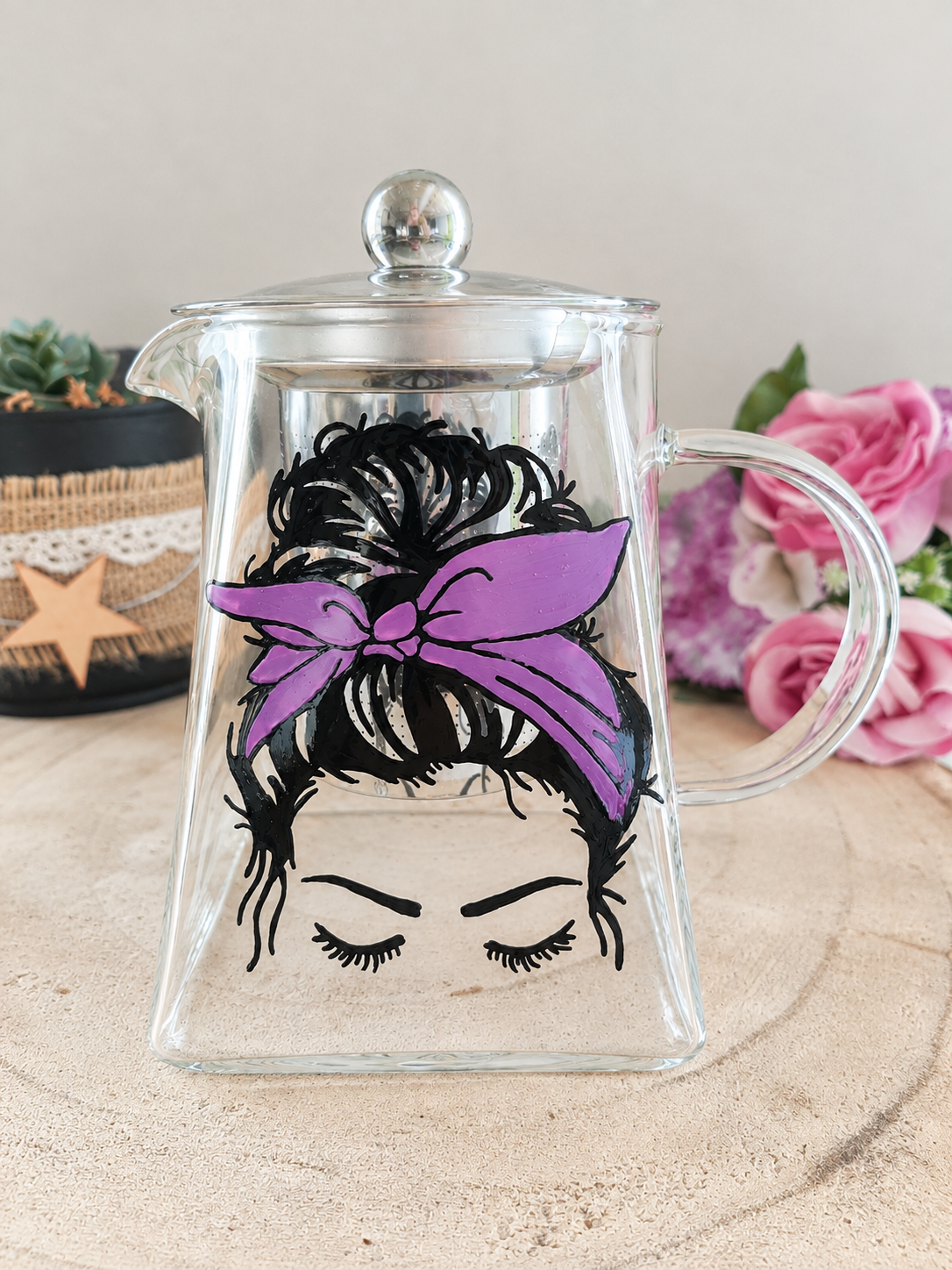 Théière en verre peinte à la main avec portrait de femme chignon et nœud violet, Vendée