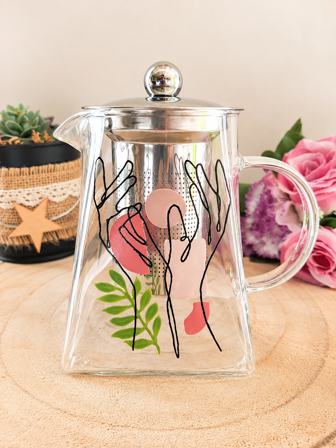 Théière en verre peinte à la main avec motif mains abstraites roses, Vendée