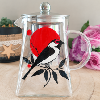Théière en verre peinte à la main avec oiseau sur une branche et disque rouge, Vendée