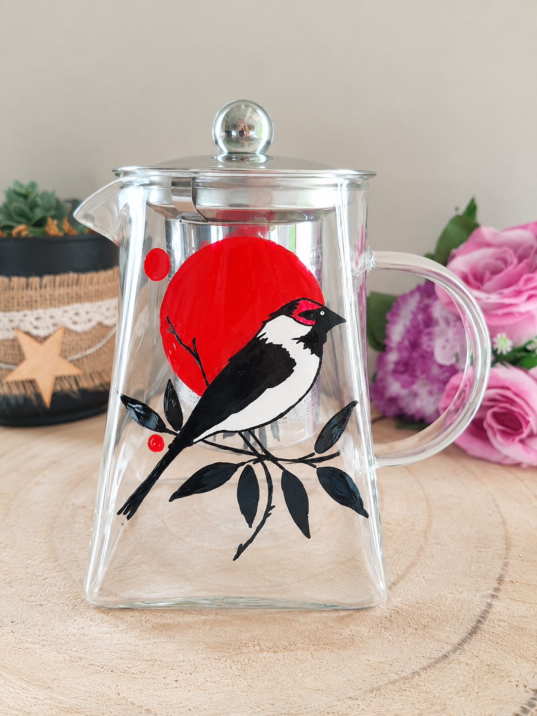 Théière en verre peinte à la main avec oiseau sur une branche et disque rouge, Vendée